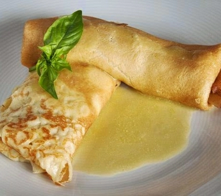 Crepes de puerro y crema de queso al orujo