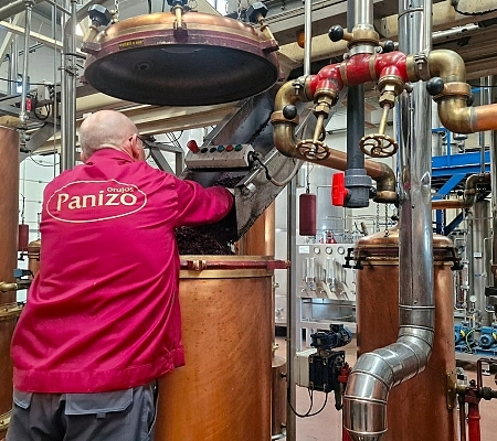 Orujos Panizo transformará más de dos millones de kilos de orujo en aguardiente durante esta campaña