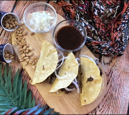 Tacos de costillas de cerdo glaseadas con salsa de pacharán