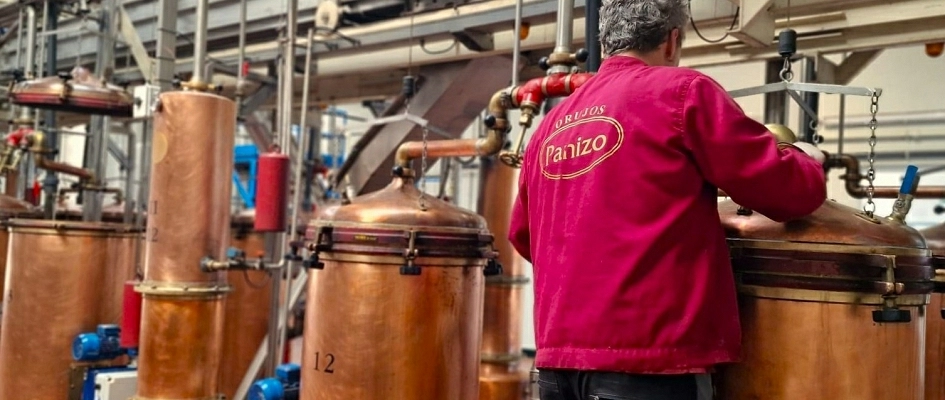 Orujos Panizo inicia su campaña de destilación y prevé transformar más de dos millones de kilos de o