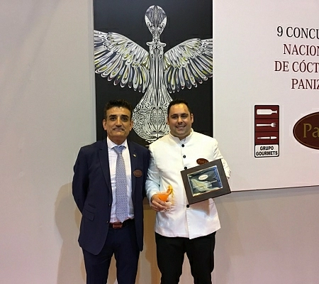 El barman madrileño, David López, con su cóctel Panizo&GrapeFruit, ganador del 9º Concurso Nacional
