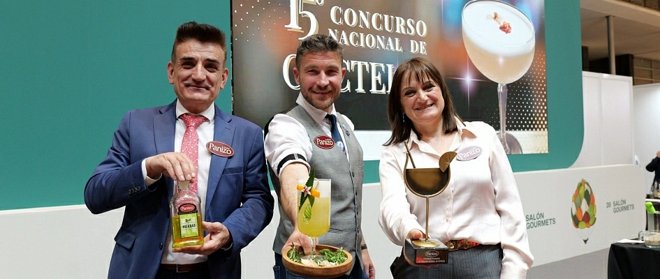El bartender mallorquín, Gabriel Ramón Marí, con su cóctel 